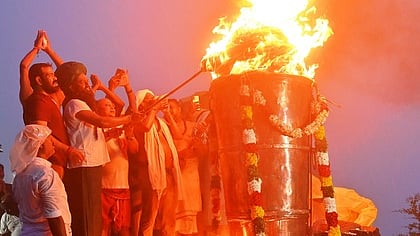 எளம்பலூா் பிரம்மரிஷி மலையில் தீப திருவிழா