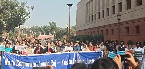 நாடாளுமன்றத்தில் எதிர்க்கட்சி எம்பிக்கள் போராட்டம்