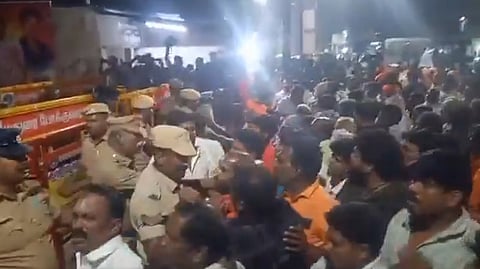 ஆர்ப்பாட்டத்தில் தள்ளுமுள்ளு