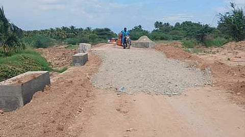 கோம்பை - பல்லவராயன்பட்டி இணைப்புச் சாலைப் பணிகளை 
விரைந்து முடிக்க வலியுறுத்தல்