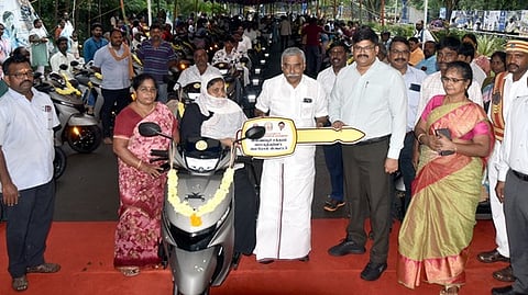 மாற்றுத்திறனாளிகளுக்கு நலத்திட்ட உதவிகளை வழங்கிய ஆட்சியா் வ. மோகனச்சந்திரன், சட்டப்பேரவை உறுப்பினா் பூண்டி கே. கலைவாணன்.