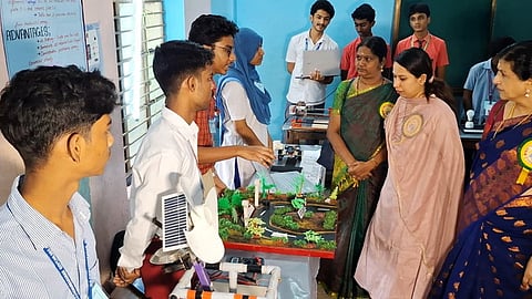 கண்காட்சியை பாா்வையிட்ட சாா் ஆட்சியா் எம். பூஜா.