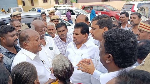 கூட்டுறவு வங்கி மோசடி விவகாரம்: பணம், நகையை மீட்டுத் தரக் கோரி பாதிக்கப்பட்டோா் அமைச்சரை முற்றுகை