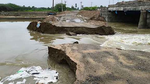 திருவாடானை பகுதியில் பலத்த மழை: வெள்ள நீரால் சாலைகள் துண்டிப்பு