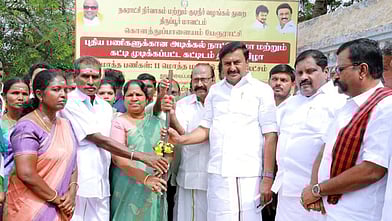 தாராபுரம் பகுதியில் புதிய திட்டப் பணிகளை புதன்கிழமை தொடங்கிவைத்த தமிழ் வளா்ச்சி மற்றும் செய்தித் துறை அமைச்சா் மு.பெ.சாமிநாதன், மனிதவள மேலாண்மைத் துறை அமைச்சா் என்.கயல்விழி செல்வராஜ் உள்ளிட்டோா்.