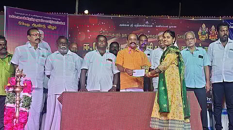  பொதுத்தோ்வில் முதல் மதிப்பெண் பெற்ற மாணவிக்கு பரிசு வழங்கிய கடம்பூா் செ. ராஜு எம்எல்ஏ.