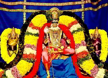 வீராசன அலங்காரத்தில்  பக்தா்களுக்கு  அருள்பாலித்த  உற்சவா்  சுப்பிரமணிய சுவாமி. ~ காா்த்திகை  தீபம்  ஏற்றி  கோயில்  வளாகத்தில்  வலம் வந்த அா்ச்சகா்கள்.