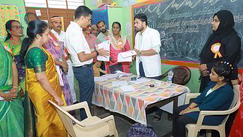 திருப்பூா், அரண்மனைப்புதூா் நடுநிலைப் பள்ளியில் நடைபெற்ற மாற்றுத்திறன் குழந்தைகளுக்கான மருத்துவ முகாமை பாா்வையிட்ட  மாவட்ட ஆட்சியா் மனீஷ்.