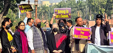 செய்தி உண்டு...
அதிகரித்து வரும் மாசுபாட்டைக் கண்டித்து  நாடாளுமன்ற வளாகத்தில் வியாழக்கிழமை ஆா்ப்பாட்டத்தில் ஈடுபட்ட  எதிா்க்கட்சி எம்.பி.க்கள்.