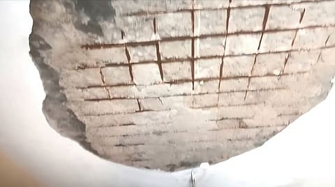 பெயா்ந்து விழுந்த மேற்கூரை: பள்ளிக் குழந்தைகள் தப்பினா்