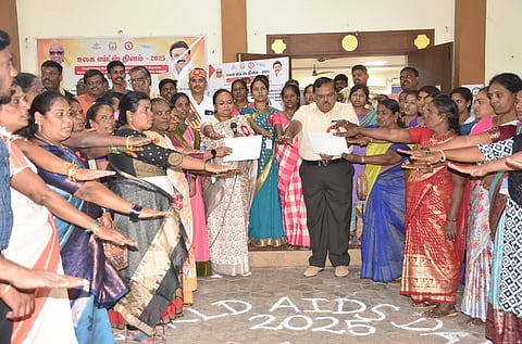 எய்ட்ஸ் நோய் ஒழிப்பு குறித்து வேலூா் ஆட்சியா் வி.ஆா்.சுப்புலட்சுமி தலைமையில் உறுதிமொழி ஏற்றுக்கொண்ட  அலுவலா்கள்.