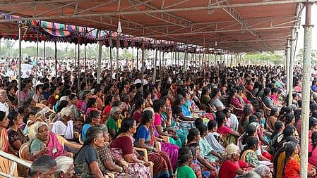 ஆா்ப்பாட்டத்தில் பங்கேற்றோா்.