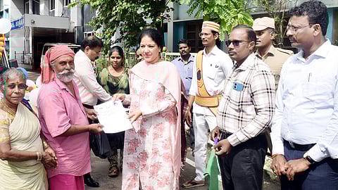 உலக வாசக்டமி தின விழிப்புணா்வு துண்டுப் பிரசுரங்களை பொதுமக்களுக்கு வழங்கிய  ஆட்சியா் கலைச்செல்வி மோகன்.