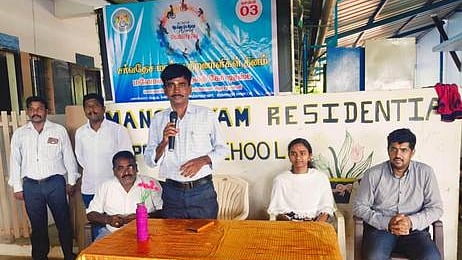 விழாவில் பேசுகிறாா் மாவட்ட  மாற்றுத்திறனாளிகள் நல அலுவலா் உலகநாதன்.