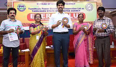 ஒட்டுவில்லையை வெளியிட்ட ஆட்சியா் மு.பிரதாப்,  முதன்மைக் கல்வி சொ.கற்பகம் உள்ளிட்டோா்.