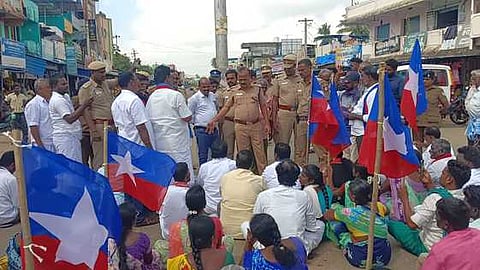 குடமுழுக்கு விழாவில் சம உரிமை கோரி விசிகவினா் சாலை மறியல்