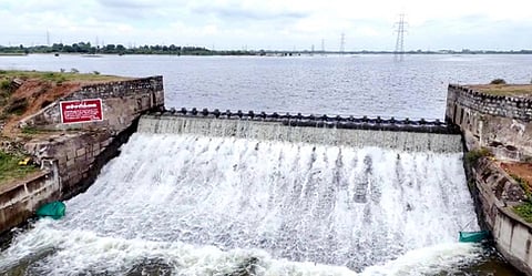 உத்தரமேரூா் ஏரியில் இருந்து வெளியேறும் உபரிநீா்.