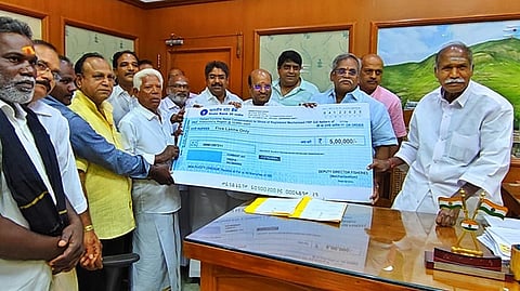 புயலால் சேதம் அடைந்த 
50 படகுகளுக்கு நிதியுதவி