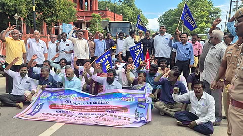 தோ்தல் வாக்குறுதியை நிறைவேற்றக் கோரி அரசு ஊழியா்கள் சங்கத்தினா் மறியல் போராட்டம்