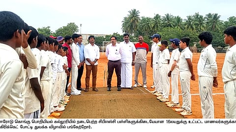 சிபிஎஸ்இ பள்ளிகளுக்கு இடையேயான கிரிக்கெட் போட்டி தொடக்க விழாவில் பங்கேற்றோா்.