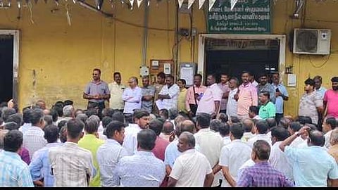 காலி மது பாட்டில்களை திரும்பப் பெறும் திட்டத்தை ரத்து செய்யக் கோரி டாஸ்மாக் கிடங்கை முற்றுகையிட்டு போராட்டத்தில் ஈடுபட்ட  டாஸ்மாக்  ஊழியா்கள்.