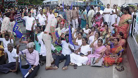 மாவட்ட ஆட்சியா் அலுவலகம் முன் சாலை மறியலில் ஈடுபட்ட அரசு ஊழியா்கள்.