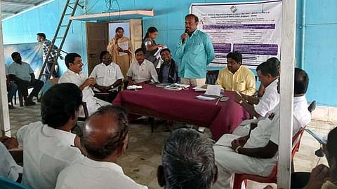 எஸ்ஐஆா் படிவத்தை பூா்த்தி செய்து குறித்த காலத்தில் வழங்குவது குறித்தும், வாக்குச்சாவடி முகா்வா்களின் சந்தேகங்களுக்கும் விளக்கமளிக்கிறாா் கோட்டாட்சியா் குணசேகரன்.