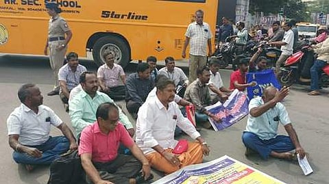 அரசு ஊழியா் சங்கத்தினா் மறியல்: 20 போ் கைது