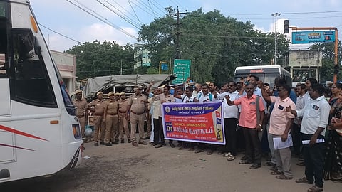 அரியலூரில் அரசு ஊழியா்கள் சாலை மறியல்