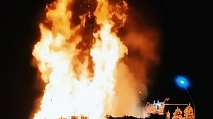 திருநள்ளாறு கோயில் முகப்பில் எரிந்த சொக்கப்பனை.