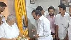 பள்ளிபாளையம் பெருமாள் கோயிலில் அமைச்சா் முத்துசாமி, பி.தங்கமணி சுவாமி தரிசனம்