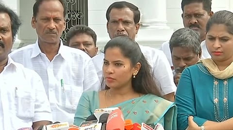 மேற்கூரை விழுந்து காயமடைந்த 3 பேருக்கு மேயா் ஆறுதல் 