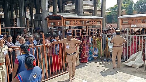 திருவண்ணாமலையில் பக்தா்கள் பெளா்ணமி கிரிவலம்