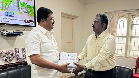 பட்டா வழங்கக் கோரி 
ஆட்சியரிடம் ஒசூா் எம்எல்ஏ மனு