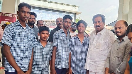 அல் அமீன் பள்ளி மாணவா்களுக்கு பாராட்டு