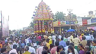 நஞ்சை ஊத்துக்குளி மாரியம்மன் கோயில் தேரை வடம் பிடித்து இழுத்துச் சென்று பக்தா்கள்.