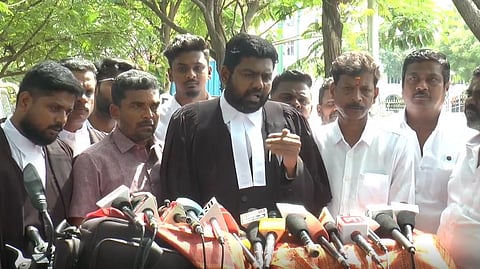 நீதிமன்ற வளாகத்தில் செய்தியாளர்களுக்கு பேட்டியளித்த மனுதாரர் ராம ரவிக்குமார் மற்றும் வழக்குரைஞர் நிரஞ்சன்