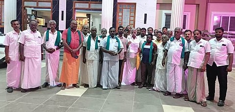 மயிலாடுதுறை ஆட்சியா் அலுவலகத்தில் மனு அளித்த விவசாயிகள்.