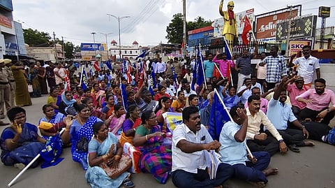 சாலை மறியலில் ஈடுபட்ட அரசு ஊழியா்கள் கைது