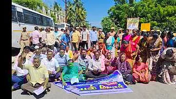 நாகையில் சாலை மறியலில் ஈடுபட்ட தமிழ்நாடு அரசு ஊழியா் சங்கத்தினா். 
 