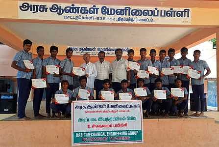 மாணவா்களுக்கு சான்றிதழ் வழங்கிய முதன்மைக் கல்வி அலுவலா் புண்ணிய கோட்டி.