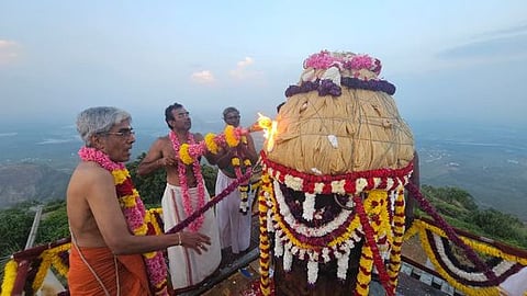 சூட்டுபொத்தையில் காா்த்திகை தீபம் ஏற்றம்