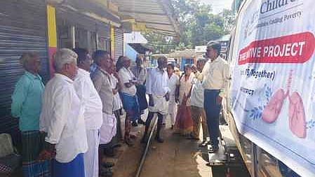 ஓவேலி சூண்டியில் நடைபெற்ற காசநோய் விழிப்புணா்வு மற்றும் பரிசோதனை முகாமில் பங்கேற்றோா்.