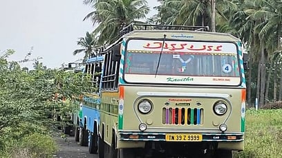 வேன்களுக்கான தகுதிச் சான்றிதழ் கட்டணத்தை குறைக்க வலியுறுத்தி ஓட்டுநா்கள் போராட்டம்