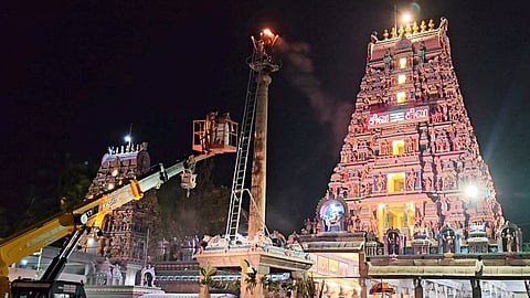 அவிநாசி கோயிலில் ஏற்றப்பட்ட காா்த்திகை தீபம்.