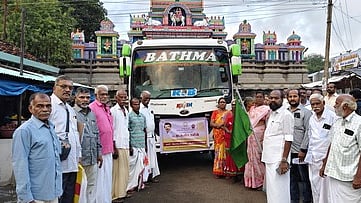 நாகை நீலாயதாட்சியம்மன் கோயிலில் இருந்து ராமேசுவரம்-காசி ஆன்மிக சுற்றுப்பயணம் புறப்பட்ட பயனாளிகள்.