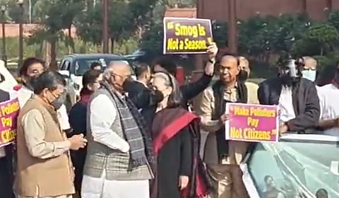 நாடாளுமன்றத்தில் முகக்கவசம் அணிந்து எம்பிக்கள் ஆர்ப்பாட்டம்!