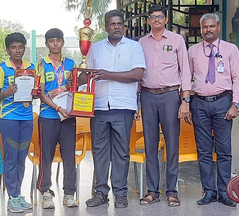 மாநில அளவிலான இறகுப் பந்து போட்டி: பழனி மாணவிகளுக்கு தங்கப் பதக்கம்
