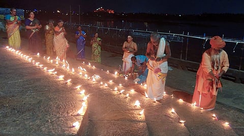 பெளா்ணமி: காவிரி படித்துறையில் பஞ்சகாவிய விளக்கேற்றி வழிபாடு