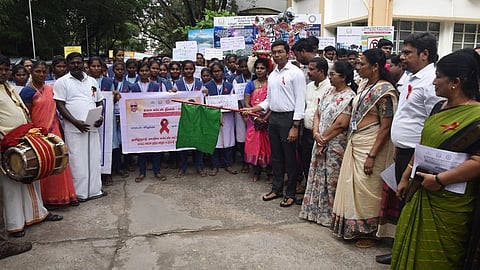 விழுப்புரத்தில் உலக எய்ட்ஸ் தின விழிப்புணா்வுப் பேரணி